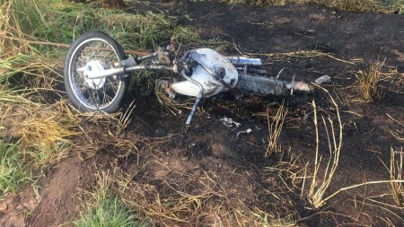 Após batida com caminhonete, motocicleta pega fogo e pai e filho têm ferimentos graves nas pernas