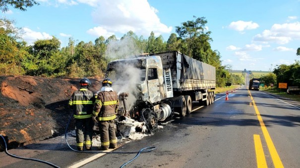 Inc�ndio em caminh�o mobiliza o Corpo de Bombeiros na Rodovia Assis Chateaubriand
