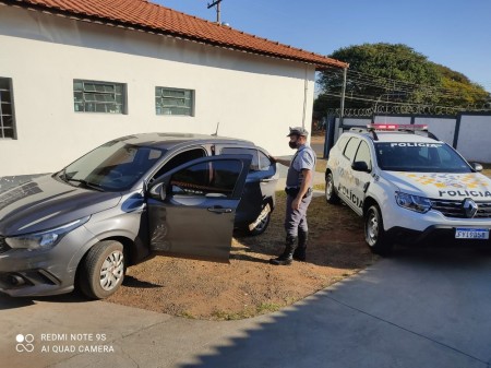 Com veículo furtado de locadora, homem é abordado pela polícia na SP-613 e acaba detido