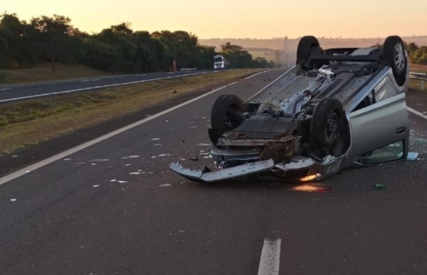 Ve�culo capota ap�s bater em defensa met�lica na Rodovia Raposo Tavares e tr�nsito precisa ser desviado para o acostamento