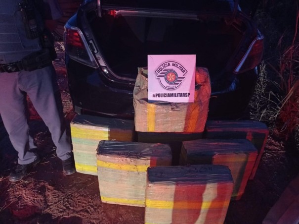 Pol�cia Militar aborda carro furtado e apreende 164 kg de maconha, em Narandiba