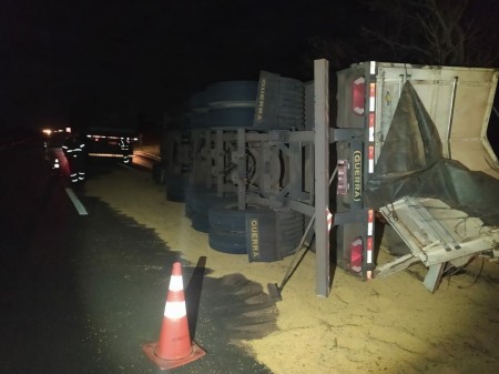 Tombamento de caminhão deixa motorista ferido e carga de soja espalhada por rodovia
