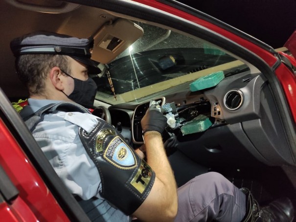 Polcia localiza 10 kg de cocana em fundo falso dentro de painel de carro e prende homem em flagrante