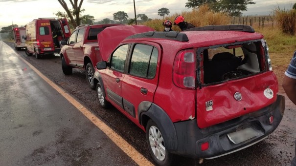 Batida entre caminh�o, carro e caminhonete deixa mulher com ferimentos leves
