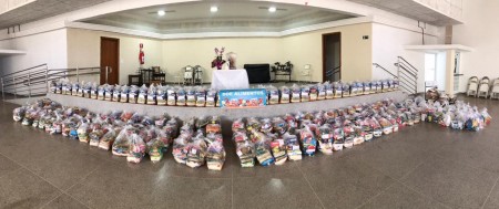 Drive Thru Solidário monta mais de 300 cestas básicas para distribuir para famílias necessitadas em OC