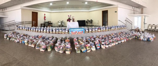 Drive Thru Solid�rio monta mais de 300 cestas b�sicas para distribuir para fam�lias necessitadas em OC