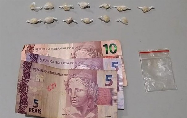 Pol�cia Militar de Quat� apreende 13 por��es de crack e prende indiv�duo por tr�fico