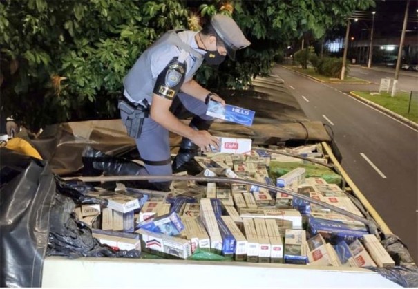 Pol�cia Rodovi�ria apreende 400.000 ma�os de cigarros contrabandeados