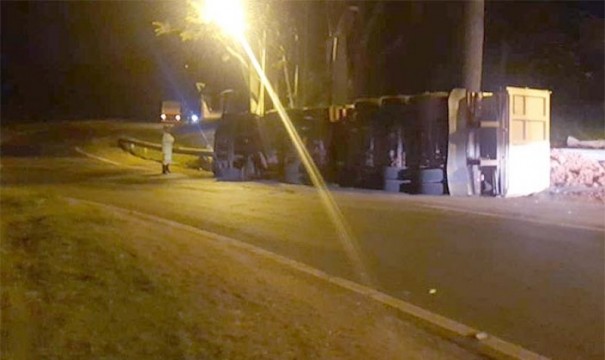 Carreta tomba no trevo de Hercul�ndia, na SP-294