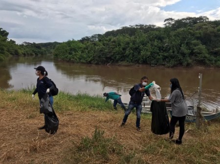 Lucélia realiza ação de limpeza no 'Salto Botelho'