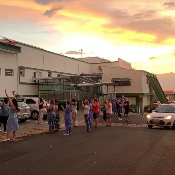 Grupo de pessoas faz orao em frente  Santa Casa de Osvaldo Cruz