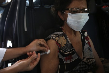 Drive-Thru de vacinação contra Covid-19 acontece hoje para idosos de 79 anos, em OC
