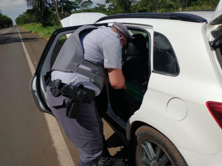Fiscalização apreende mais de 60 quilos de maconha transportados em veículo em Rosana