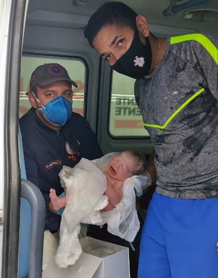 Mulher entra em trabalho de parto a caminho do hospital e bebê nasce dentro de ambulância em Presidente Prudente