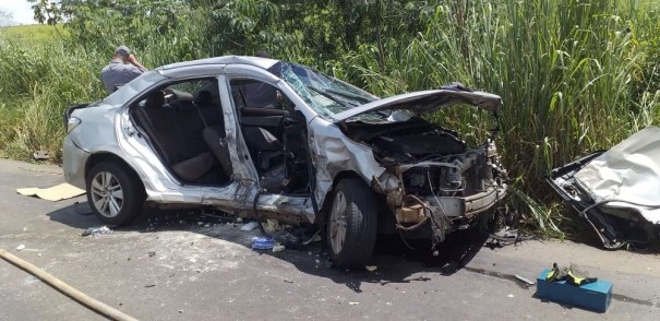 Acidente envolve dois carros e um micro-�nibus e deixa tr�s pessoas feridas em estrada vicinal