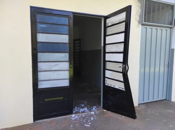 Bandidos arrombam e danificam o Centro Comunit�rio do Bairro Alberto Lang