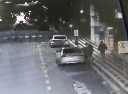 Bandidos roubam veículo no centro de Osvaldo Cruz