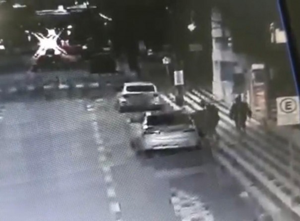 Bandidos roubam ve�culo no centro de Osvaldo Cruz