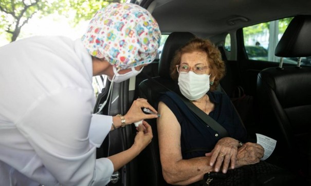 'Drive-Thru' de vacinao contra Covid-19 acontece neste sbado para idosos de 77 a 79 anos, em OC