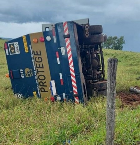 Durante chuva, carro-forte tomba em rotatória na Rodovia Comandante João Ribeiro de Barros