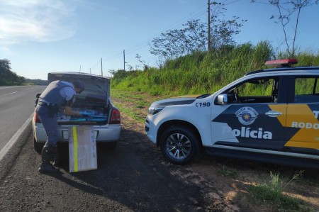 Fiscalização da Polícia Rodoviária na SP-294 apreende produtos oriundos do Paraguai