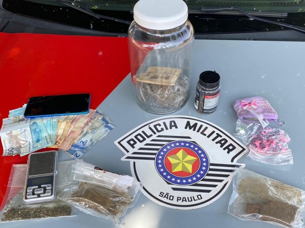 Com drogas no carro, rapaz se assusta ao ver viatura da PM pelo retrovisor, � abordado e acaba preso em Dracena