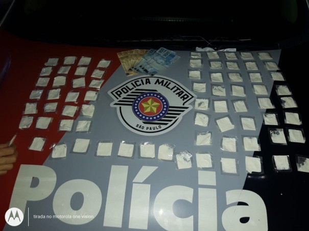 Homem tenta fugir a p e acaba preso em flagrante com 73 sachs de cocana em Adamantina