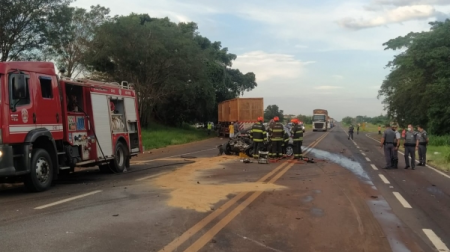 Carro e caminhão batem de frente e uma pessoa morre na rodovia, em Tupi Paulista