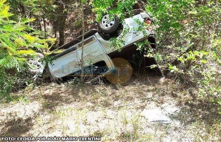 Veículo capota no trecho Tupã  Iacri da SP-294 e condutor é atacado por abelhas