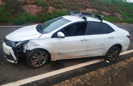 Após colidir com placa de sinalização em rodovia e recusar teste do bafômetro, motorista é autuado em quase R$ 3 mil