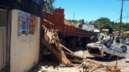 Carreta atinge carros, destrói imóvel e deixa três pessoas feridas às margens da SP-294