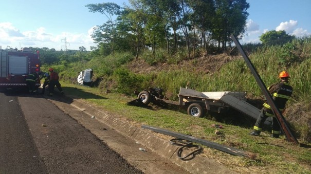 Motorista morre e passageiro fica ferido em estado grave aps capotamento de veculo em Junqueirpolis