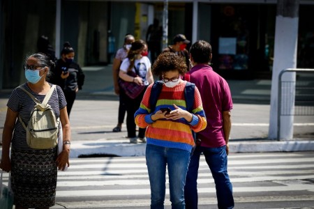 SP prevê fim da obrigatoriedade do uso de máscara em ambientes externos no início de dezembro