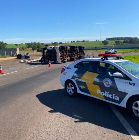 Tombamento de carreta deixa motorista ferido em acesso à Rodovia Raposo Tavares, em Regente Feijó