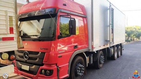 Caminhão roubado em Bastos é recuperado pela PM de Santa Mercede e Paulicéia