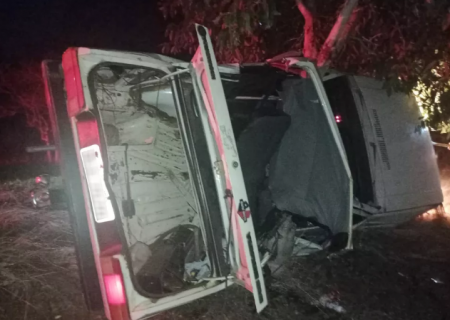 Carro bate em árvore em estrada vicinal e mata rapaz de 18 anos