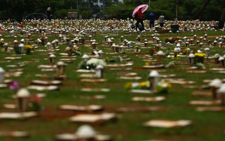 Brasil tem média móvel de 244 mortes diárias por Covid; tendência é de estabilidade pelo 3º dia