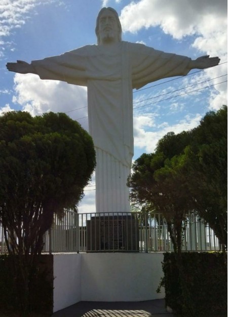Cristo Redentor do Jardim das Bandeiras recebe nova pintura