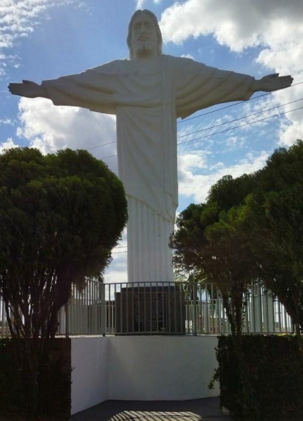 Cristo Redentor do Jardim das Bandeiras recebe nova pintura