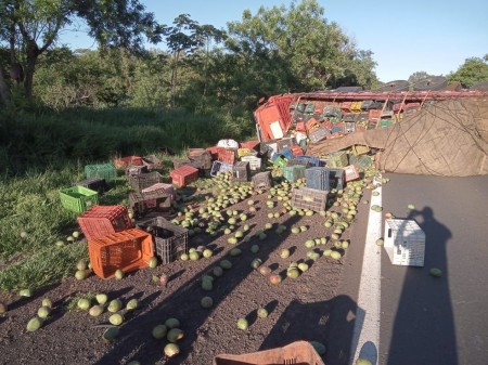 Carga de frutas se espalha por rodovia após caminhão colidir com traseira de carro em Junqueirópolis
