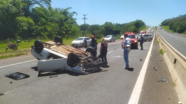 Carro capota na Rodovia Raposo Tavares, em Presidente Prudente, e uma pessoa fica ferida