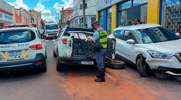 Dupla em fuga com caminhonete carregada de maconha  presa aps bater em carros no centro de Pompeia