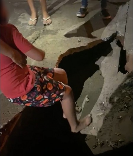 Adolescente de 13 anos cai em buraco após calçada ceder em Rancharia: 'Tive medo de ficar preso'; 