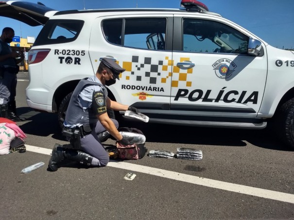 Mulheres s�o presas com haxixe dentro de bolsa em rodovia de Mar�lia