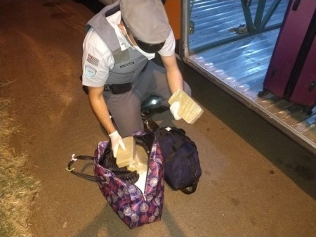 Fiscalização policial em ônibus localiza tabletes de cocaína e prende boliviano em flagrante