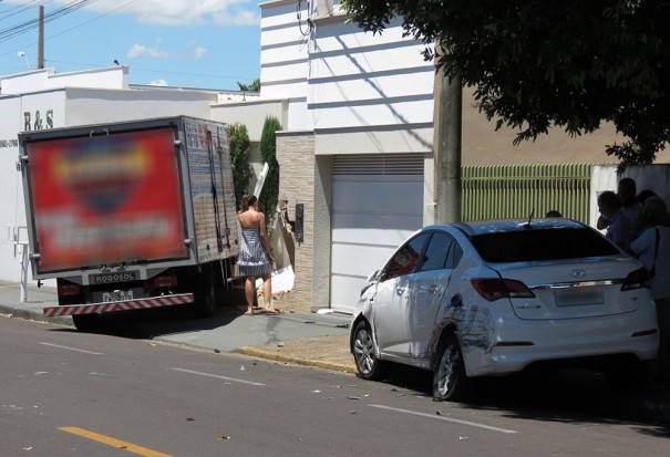 Ap�s bater em carro estacionado, caminh�o atinge estabelecimento comercial no Centro de Dracena