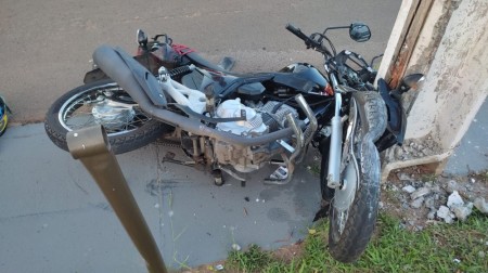 Motociclista perde o controle da direção, colide em poste da rede elétrica e morre em Pirapozinho