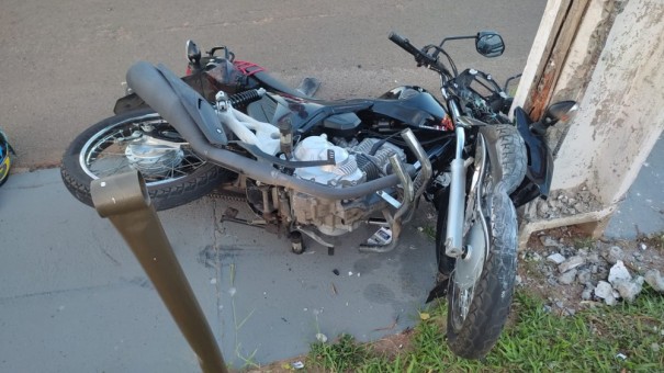 Motociclista perde o controle da dire��o, colide em poste da rede el�trica e morre em Pirapozinho