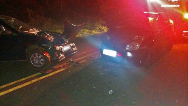 Coliso frontal entre carros deixa dois homens feridos; um dos condutores estava embriagado