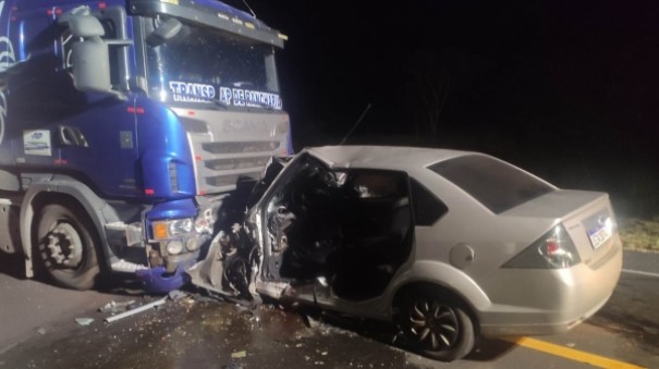 Carro e carreta batem de frente na regi�o; rapaz de 24 anos � socorrido, por�m n�o resiste e morre